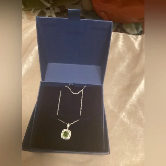 Blue Nile Peridot pendant with Chain Sterling Silver NIB